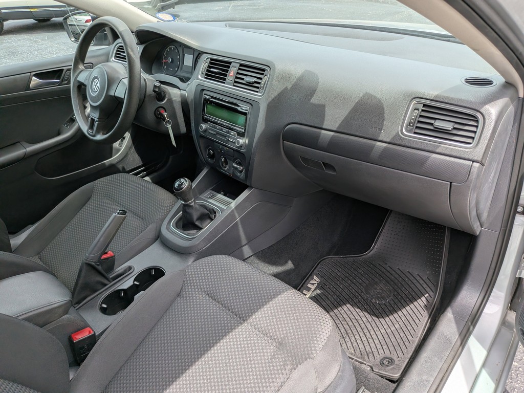 Volkswagen Jetta Sedan Vehicle Full-screen Gallery Image 10