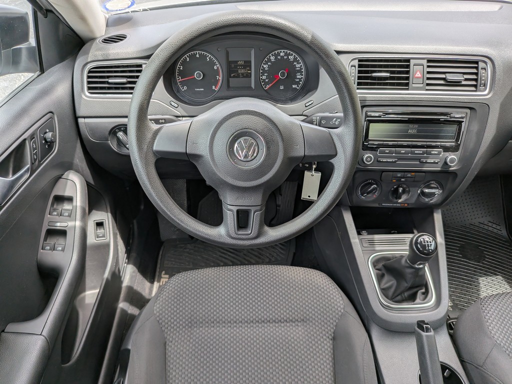 Volkswagen Jetta Sedan Vehicle Full-screen Gallery Image 12