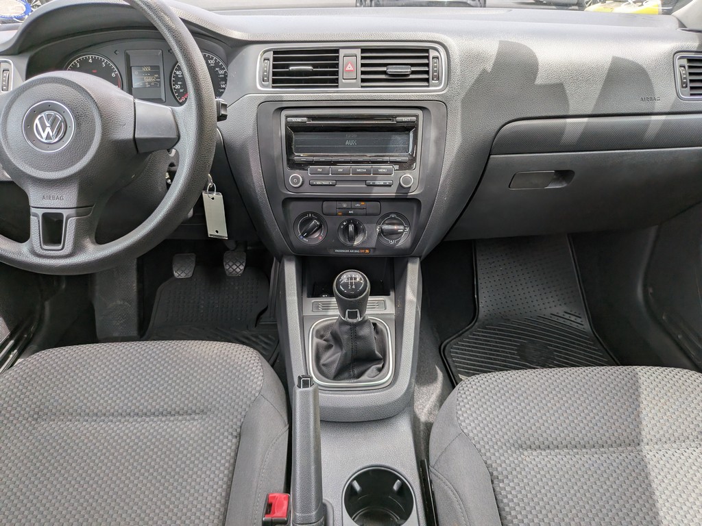 Volkswagen Jetta Sedan Vehicle Full-screen Gallery Image 13