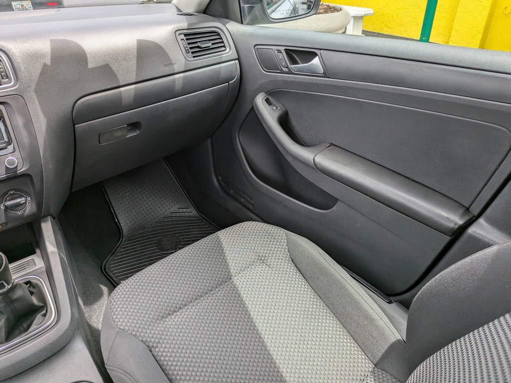 Volkswagen Jetta Sedan Vehicle Full-screen Gallery Image 14