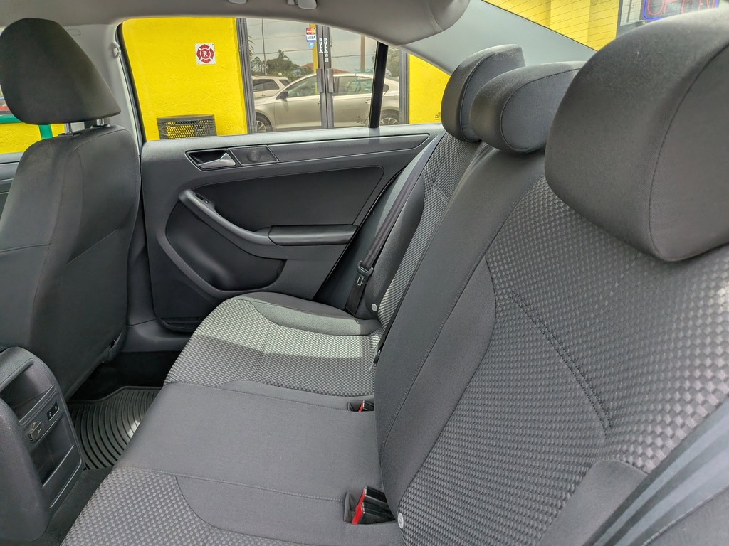 Volkswagen Jetta Sedan Vehicle Full-screen Gallery Image 15