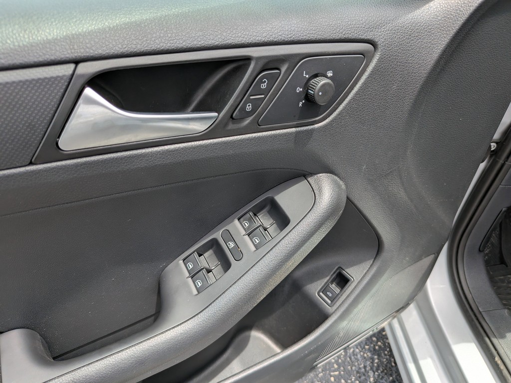 Volkswagen Jetta Sedan Vehicle Full-screen Gallery Image 16