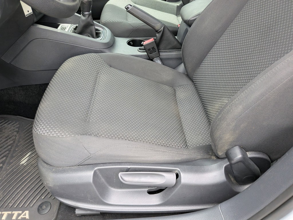 Volkswagen Jetta Sedan Vehicle Full-screen Gallery Image 17