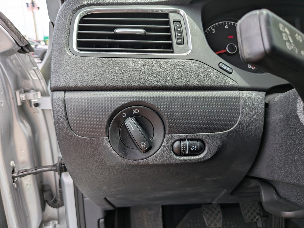 Volkswagen Jetta Sedan Vehicle Full-screen Gallery Image 22