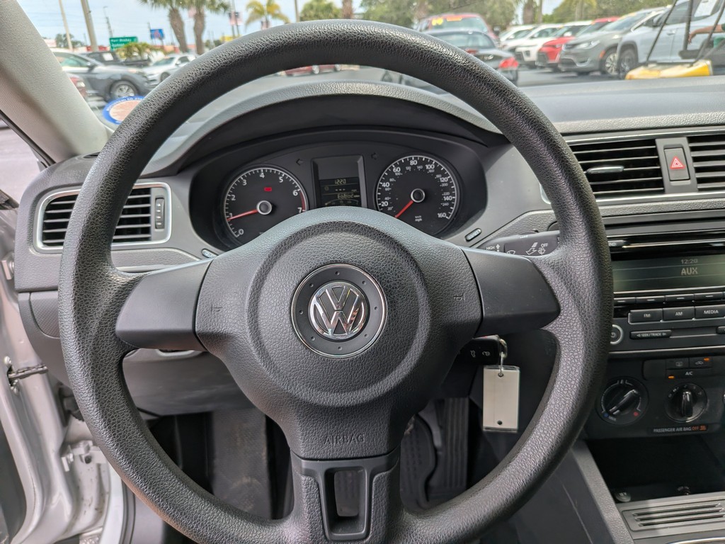 Volkswagen Jetta Sedan Vehicle Full-screen Gallery Image 23