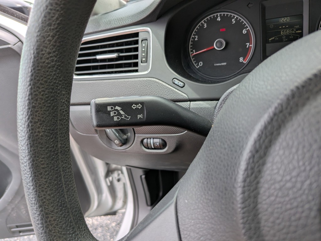 Volkswagen Jetta Sedan Vehicle Full-screen Gallery Image 24