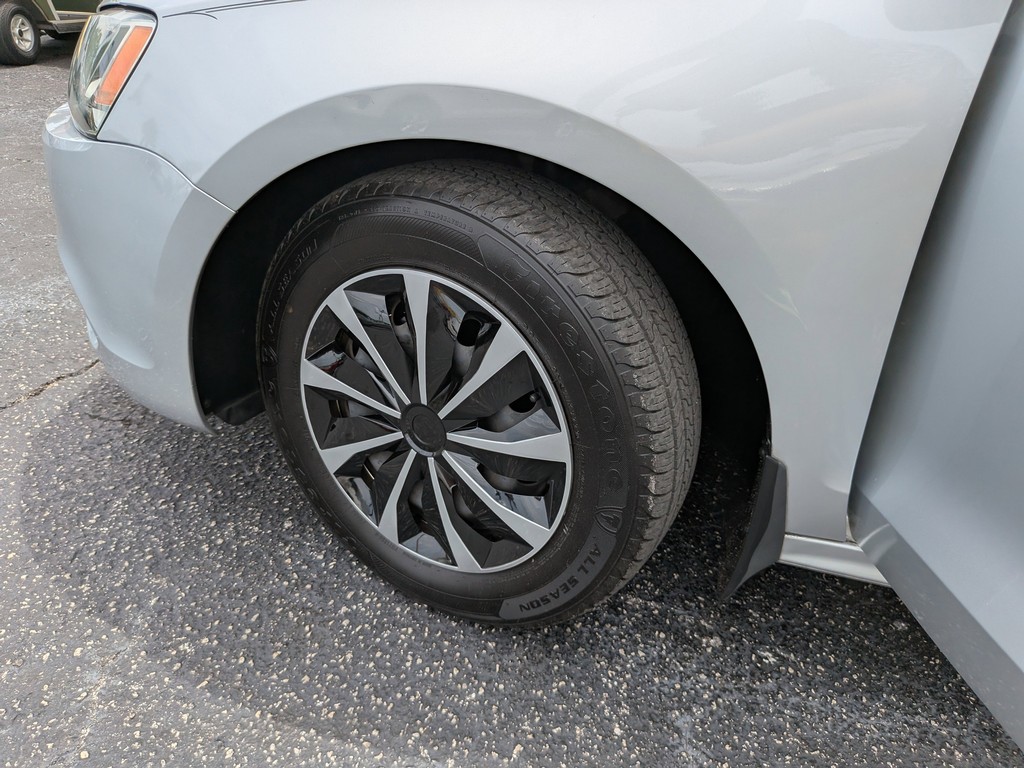 Volkswagen Jetta Sedan Vehicle Full-screen Gallery Image 28
