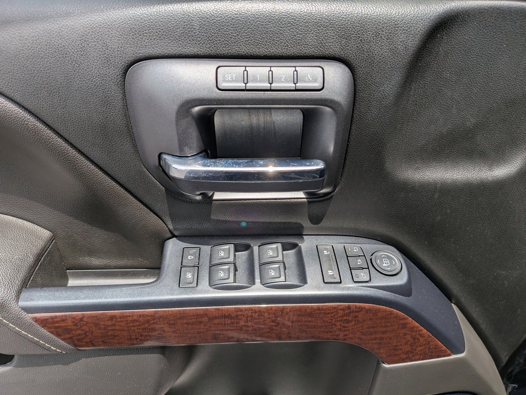 GMC Sierra 1500 Vehicle Full-screen Gallery Image 16