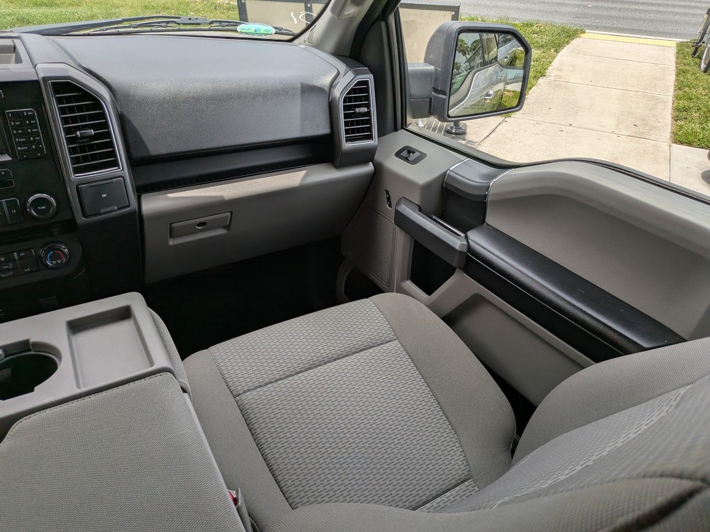 Ford F-150 Vehicle Full-screen Gallery Image 12
