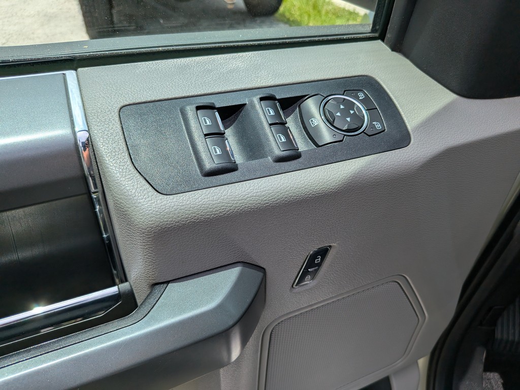 Ford F-150 Vehicle Full-screen Gallery Image 14