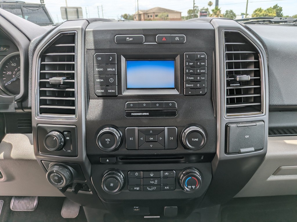 Ford F-150 Vehicle Full-screen Gallery Image 18
