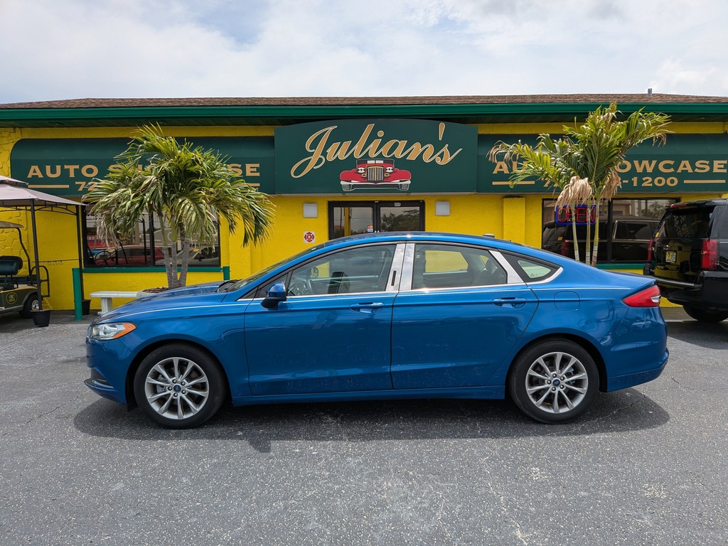 Ford Fusion Vehicle Full-screen Gallery Image 02