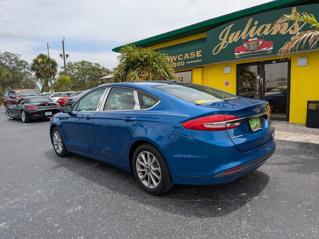 Ford Fusion Vehicle Full-screen Gallery Image 03