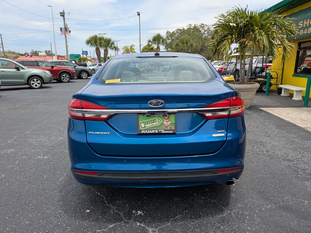 Ford Fusion Vehicle Full-screen Gallery Image 04