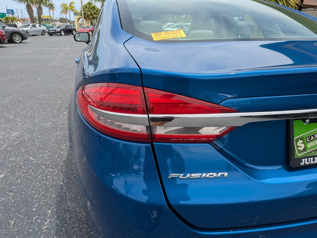 Ford Fusion Vehicle Full-screen Gallery Image 07