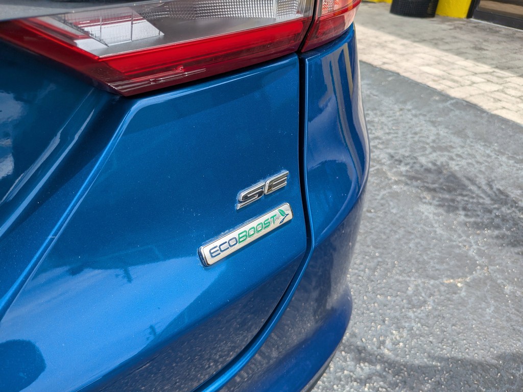 Ford Fusion Vehicle Full-screen Gallery Image 08