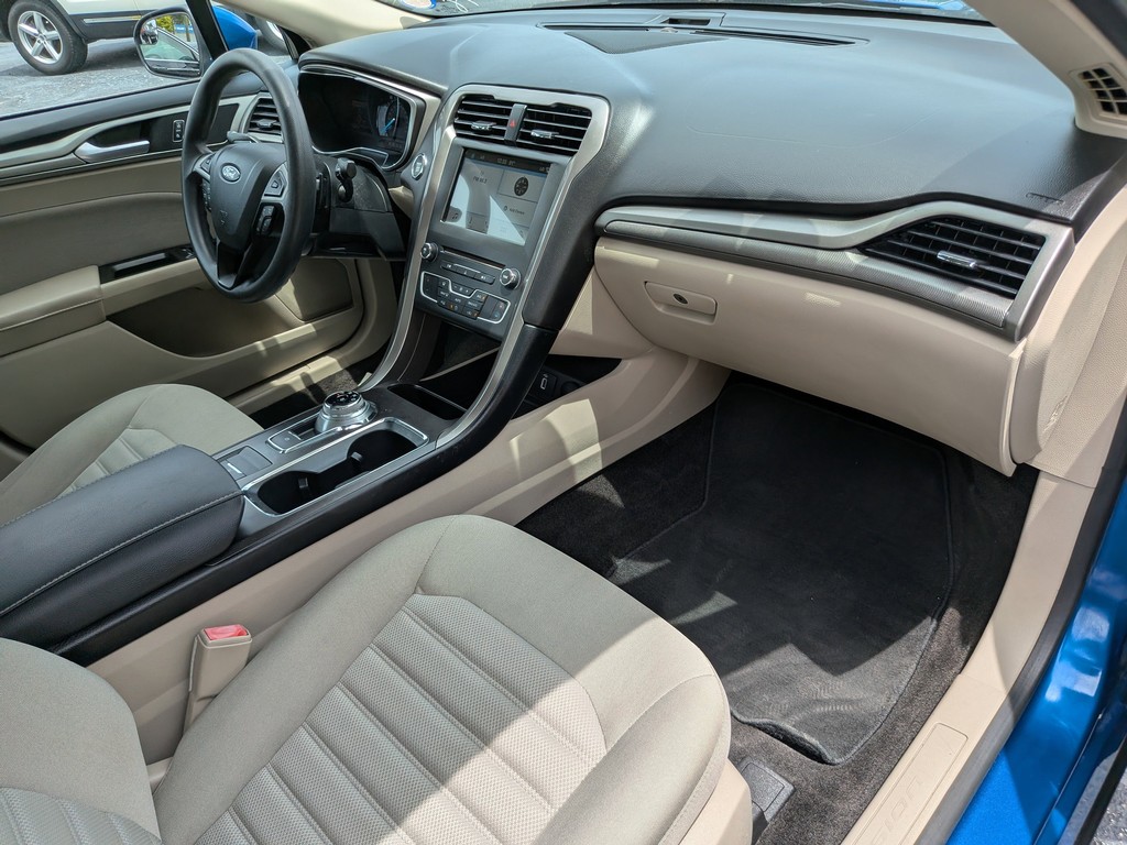 Ford Fusion Vehicle Full-screen Gallery Image 10