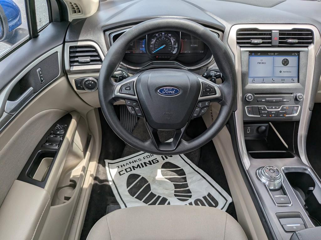 Ford Fusion Vehicle Full-screen Gallery Image 12