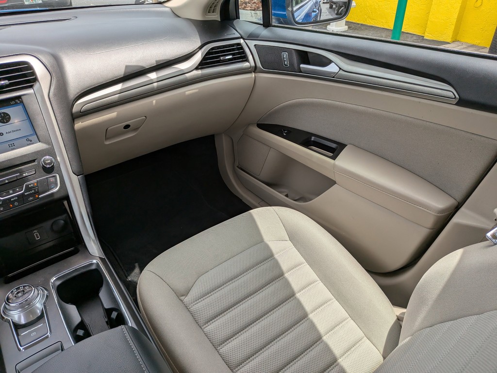 Ford Fusion Vehicle Full-screen Gallery Image 14