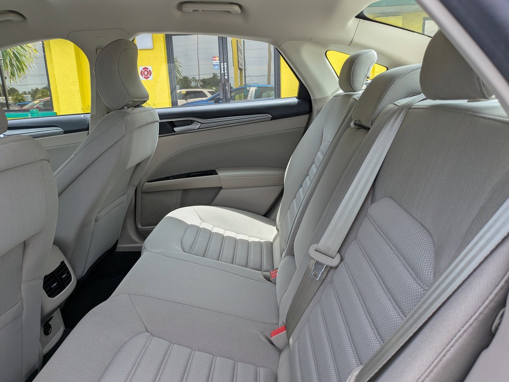 Ford Fusion Vehicle Full-screen Gallery Image 15
