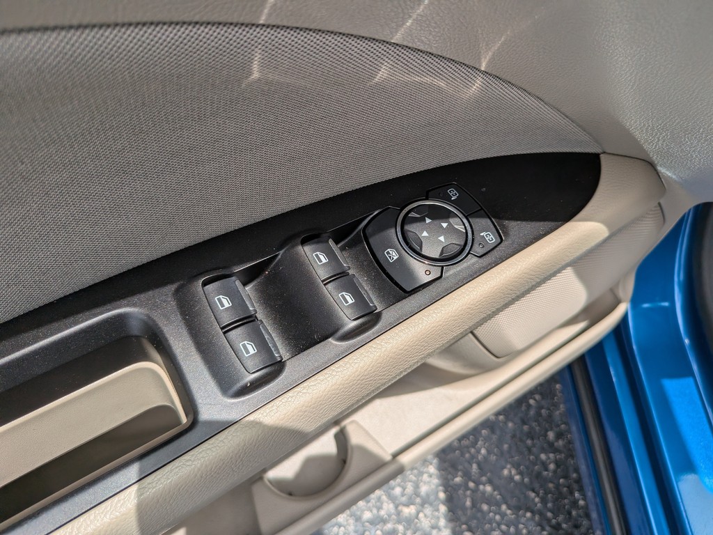 Ford Fusion Vehicle Full-screen Gallery Image 16