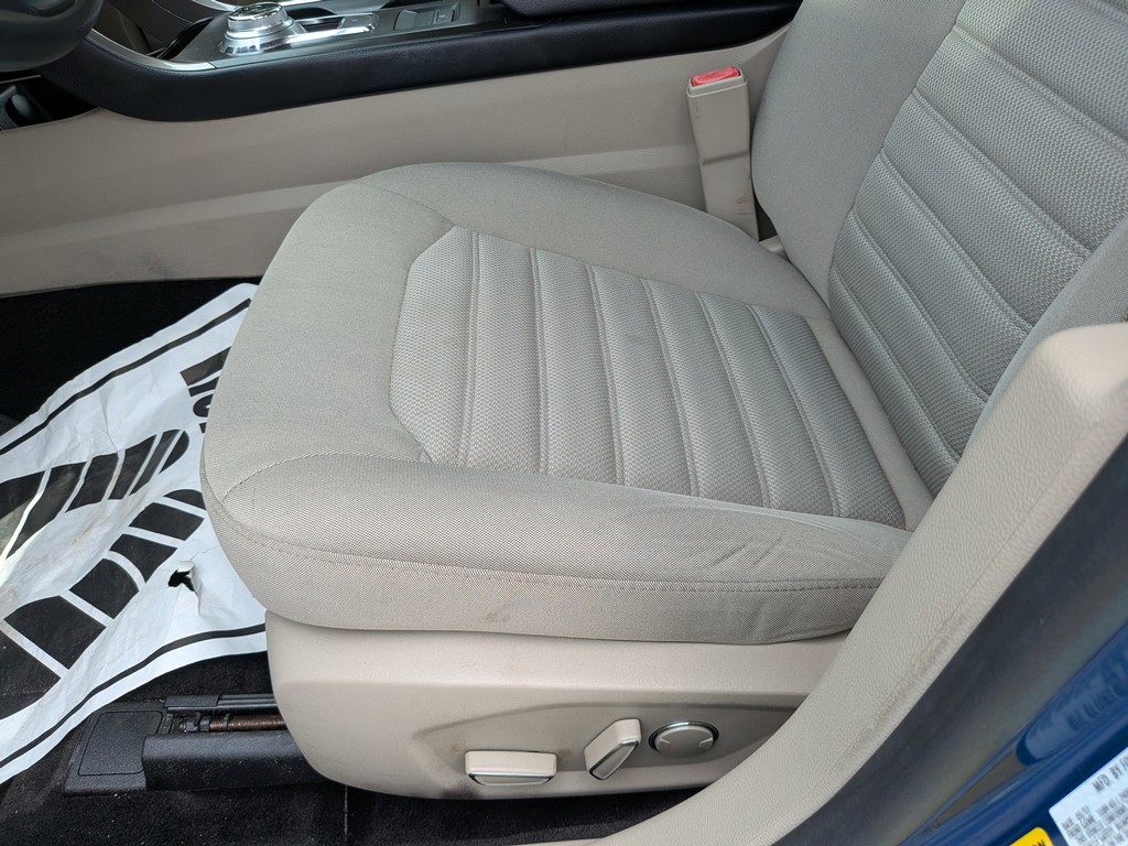 Ford Fusion Vehicle Full-screen Gallery Image 17