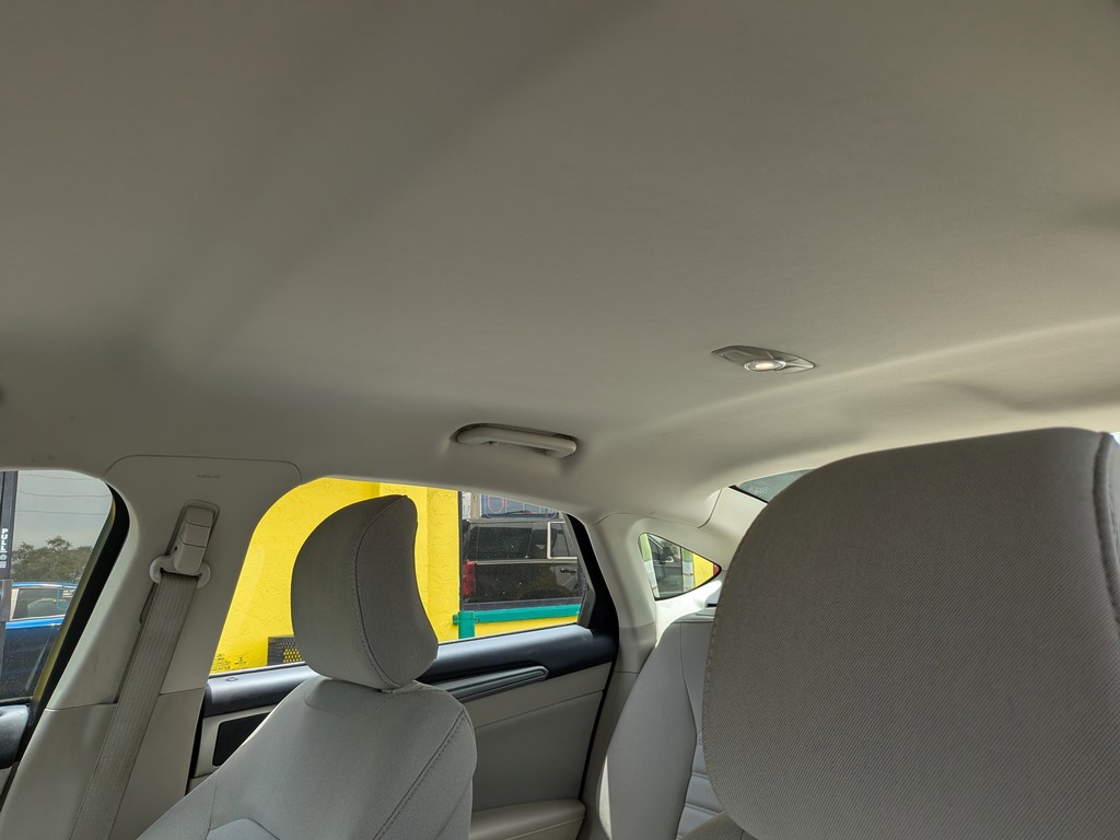 Ford Fusion Vehicle Full-screen Gallery Image 18