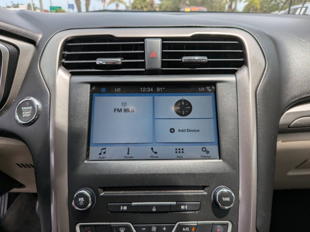 Ford Fusion Vehicle Full-screen Gallery Image 19