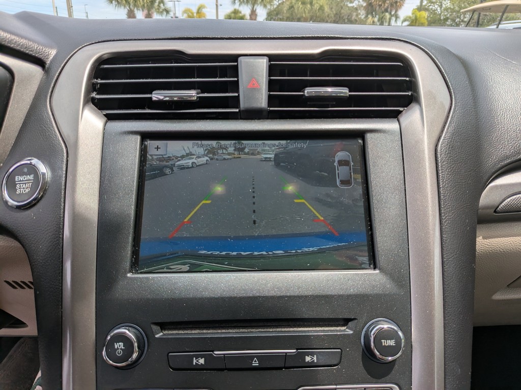 Ford Fusion Vehicle Full-screen Gallery Image 20