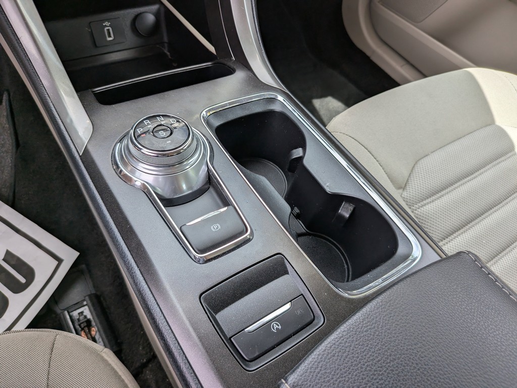 Ford Fusion Vehicle Full-screen Gallery Image 22