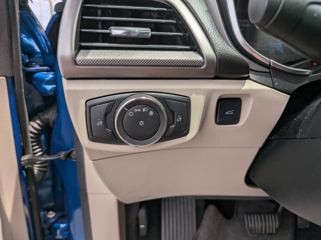 Ford Fusion Vehicle Full-screen Gallery Image 24