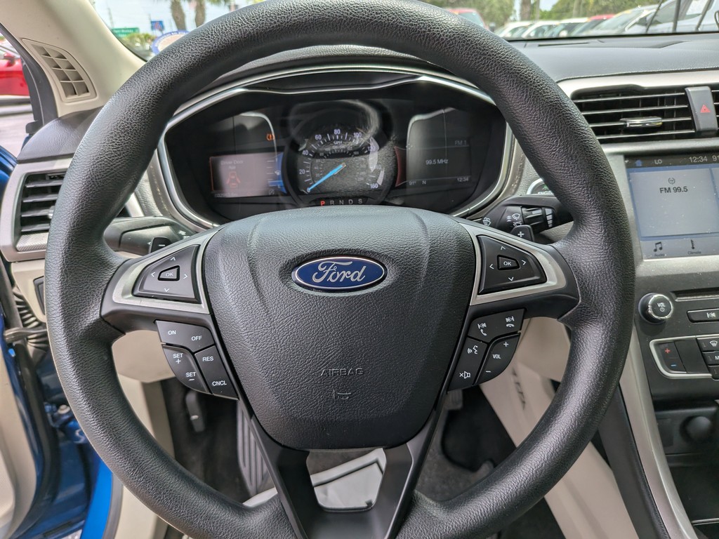 Ford Fusion Vehicle Full-screen Gallery Image 25