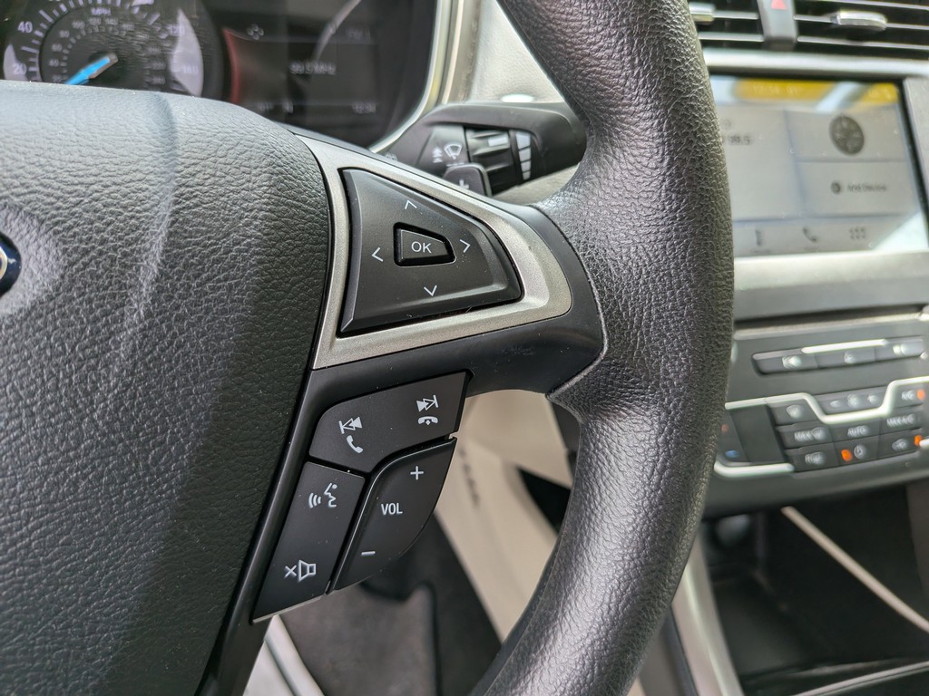 Ford Fusion Vehicle Full-screen Gallery Image 27