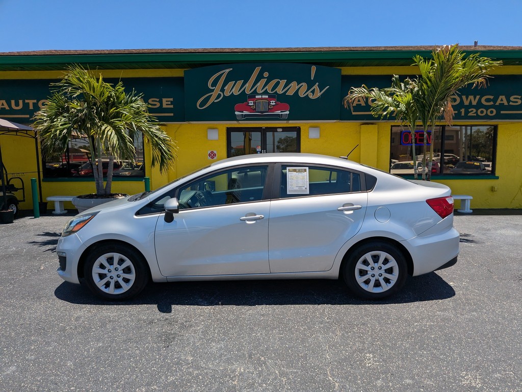 Kia Rio Vehicle Full-screen Gallery Image 02