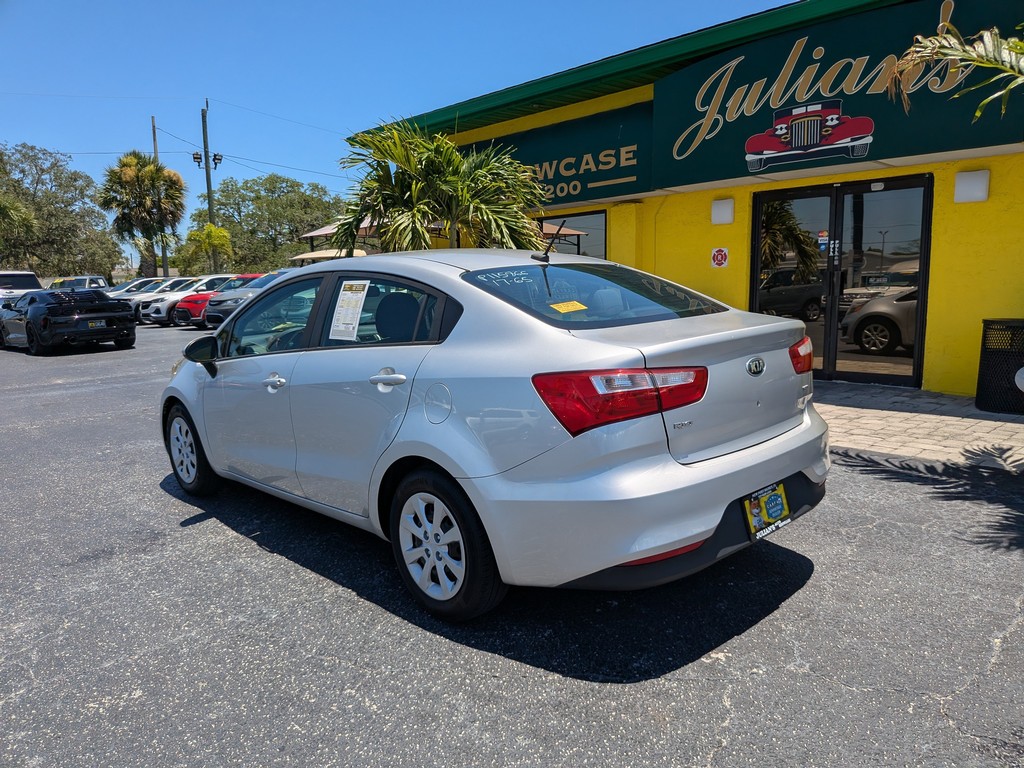 Kia Rio Vehicle Full-screen Gallery Image 03
