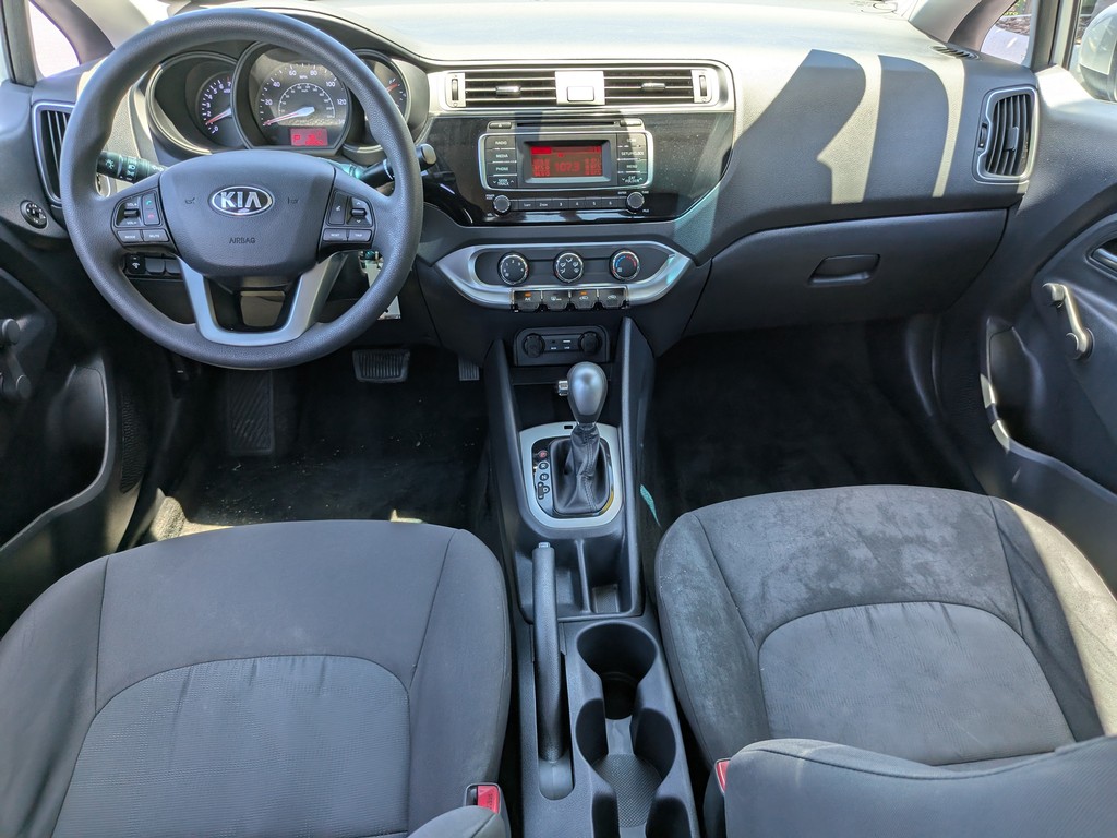 Kia Rio Vehicle Full-screen Gallery Image 09