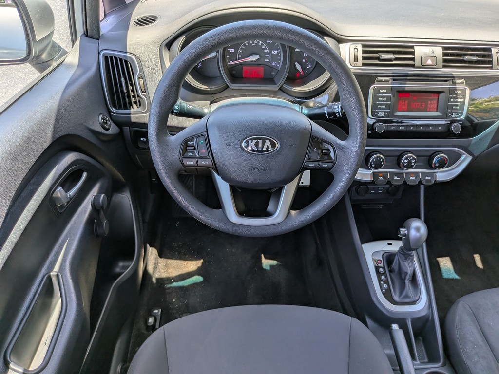 Kia Rio Vehicle Full-screen Gallery Image 10