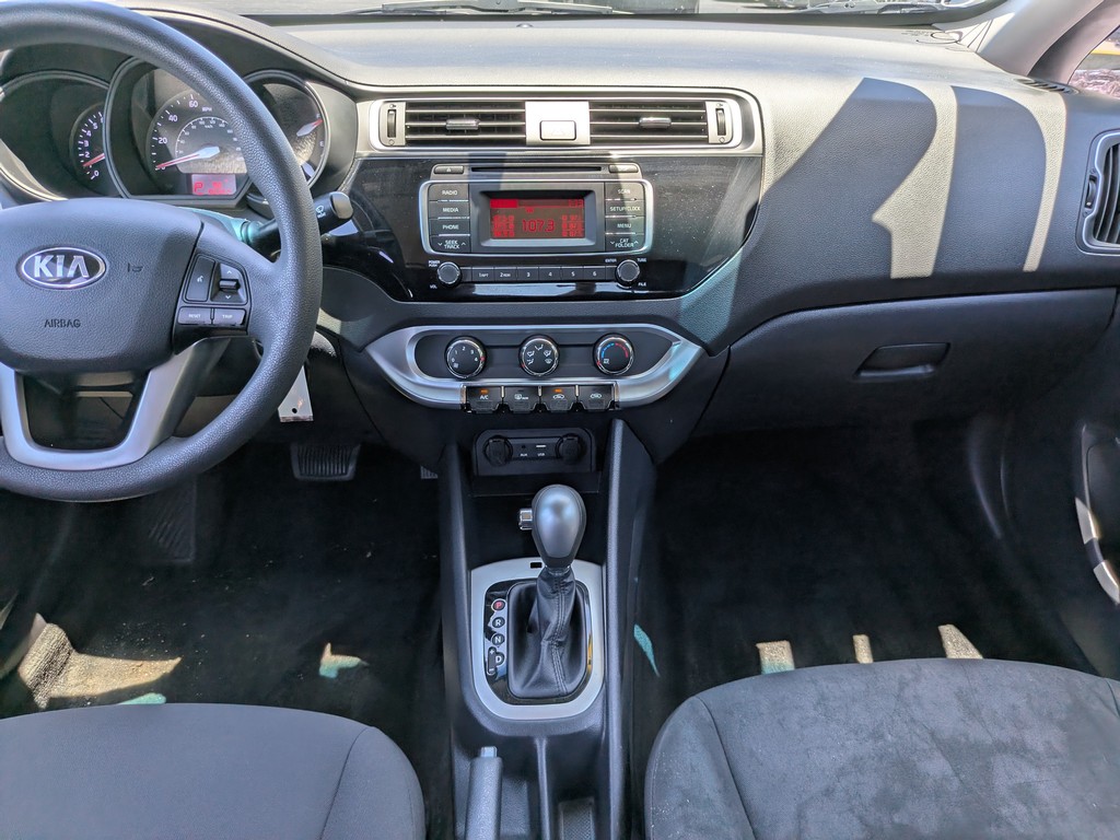 Kia Rio Vehicle Full-screen Gallery Image 11
