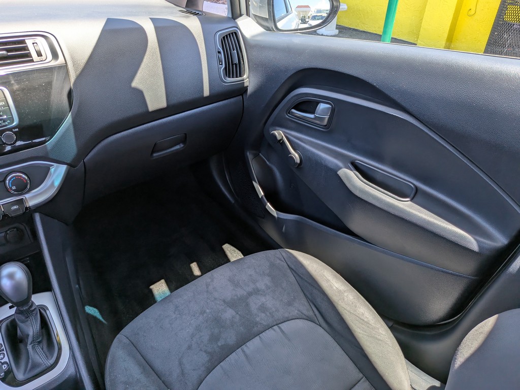Kia Rio Vehicle Full-screen Gallery Image 12