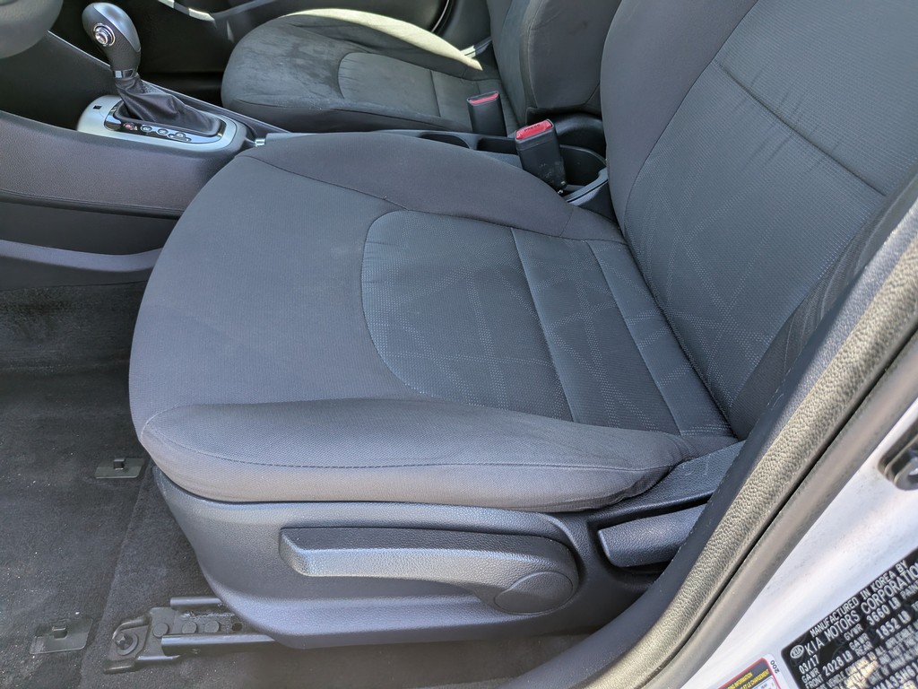 Kia Rio Vehicle Full-screen Gallery Image 15