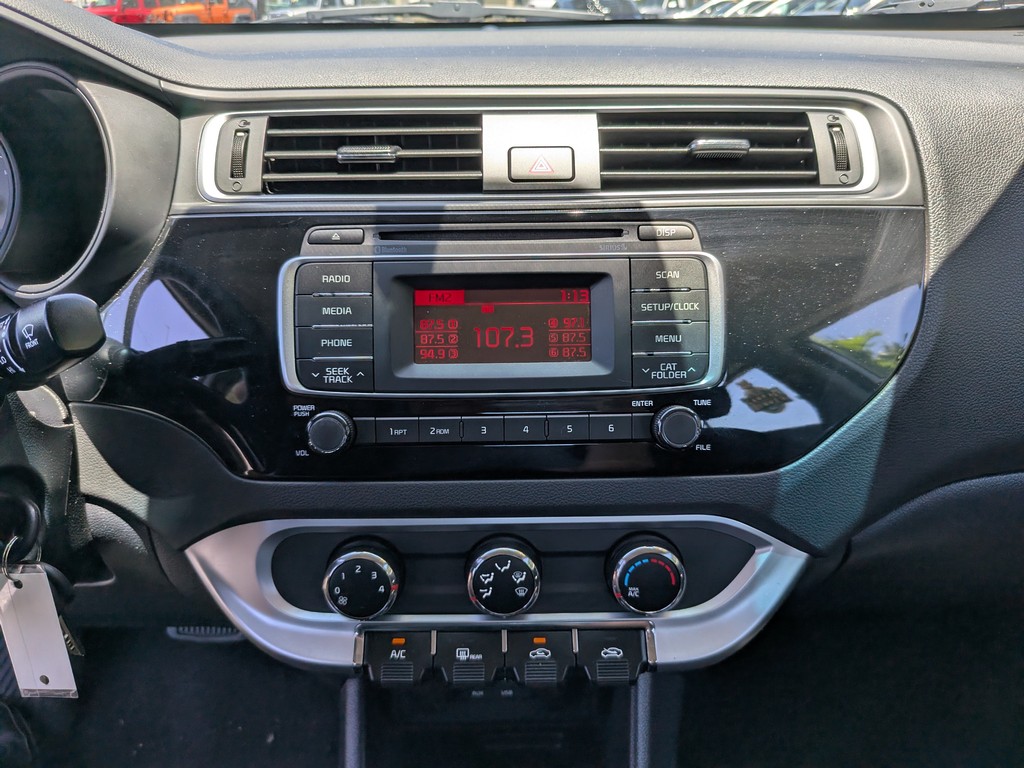 Kia Rio Vehicle Full-screen Gallery Image 17