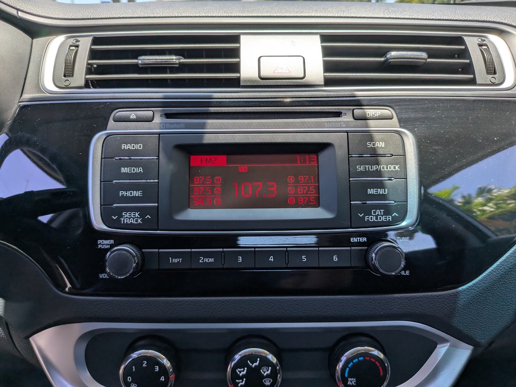 Kia Rio Vehicle Full-screen Gallery Image 18
