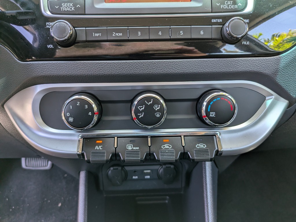 Kia Rio Vehicle Full-screen Gallery Image 19