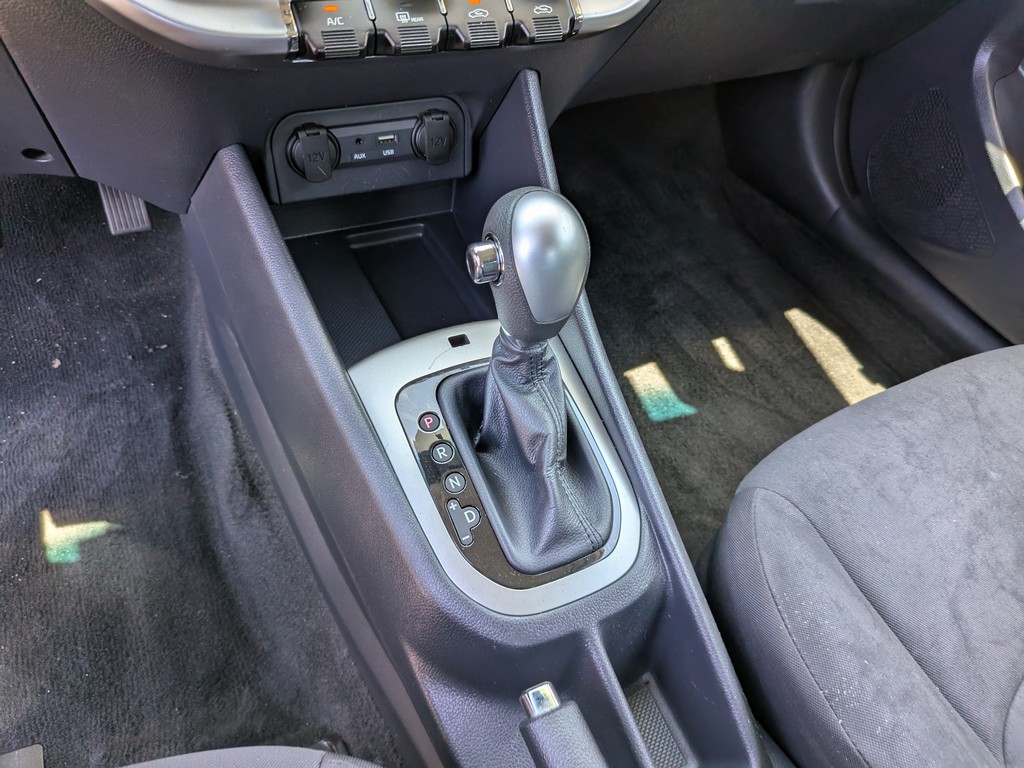 Kia Rio Vehicle Full-screen Gallery Image 20