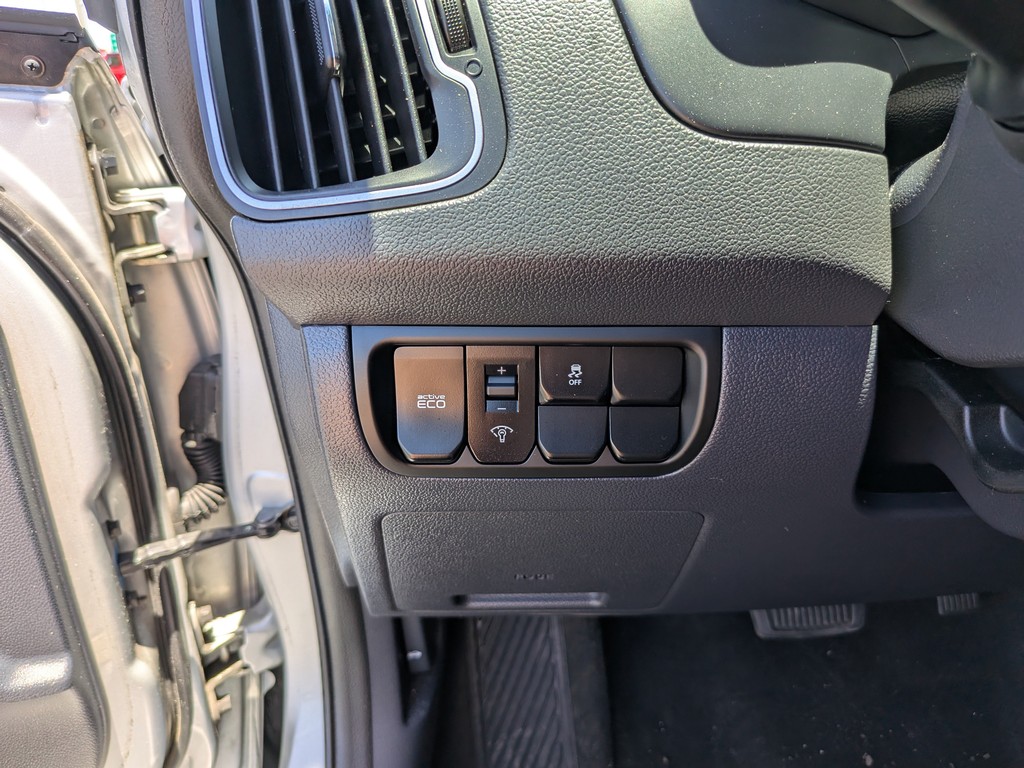 Kia Rio Vehicle Full-screen Gallery Image 21