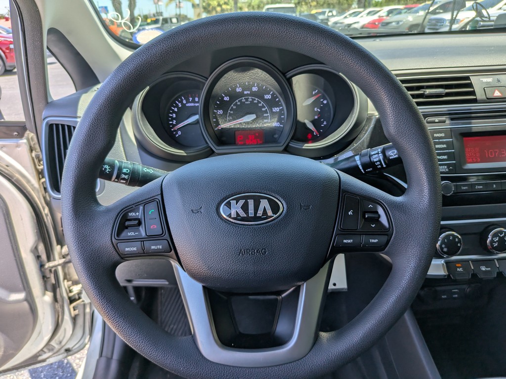 Kia Rio Vehicle Full-screen Gallery Image 22