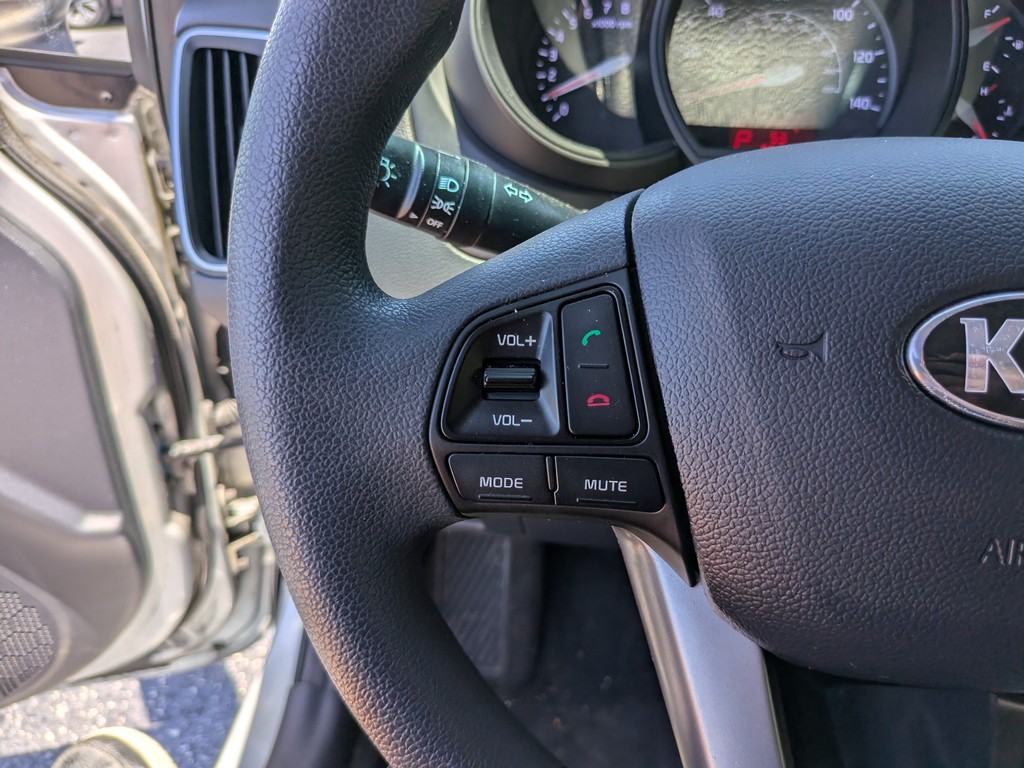 Kia Rio Vehicle Full-screen Gallery Image 23