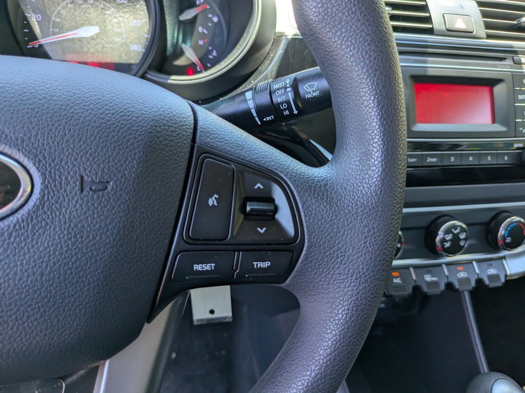 Kia Rio Vehicle Full-screen Gallery Image 24