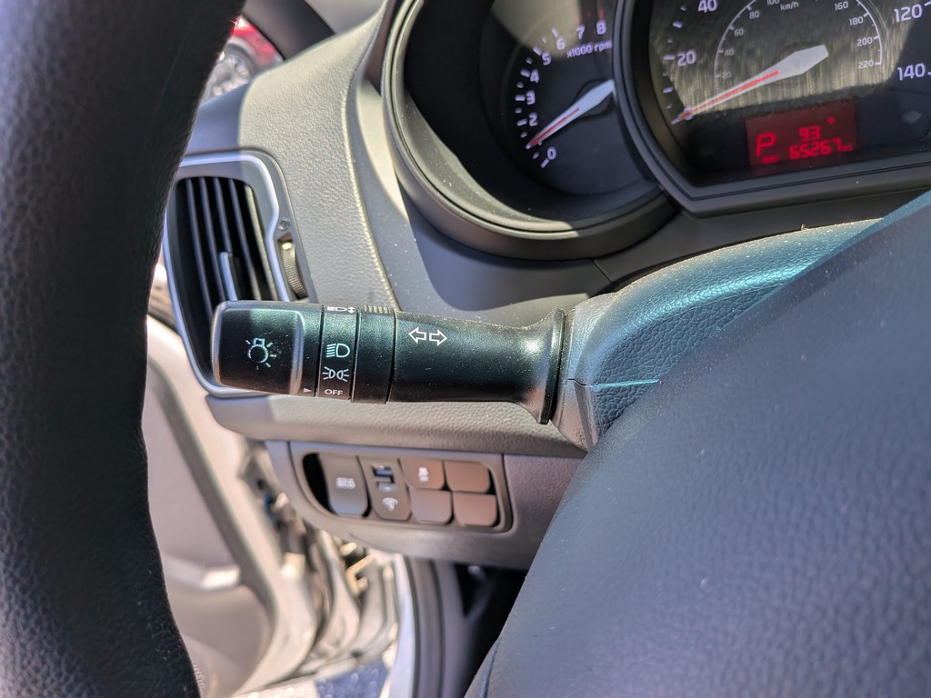 Kia Rio Vehicle Full-screen Gallery Image 25