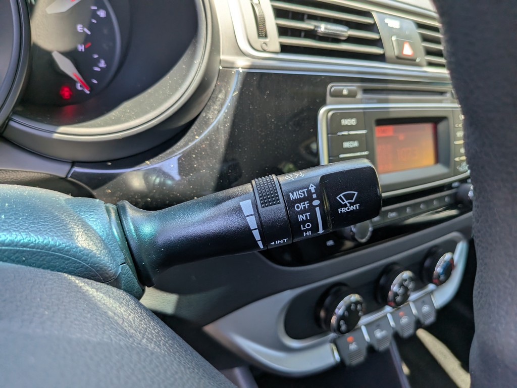 Kia Rio Vehicle Full-screen Gallery Image 26